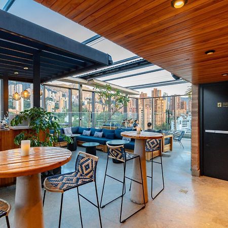 Hotel Marquee 메딜린 외부 사진 The interior of the bar