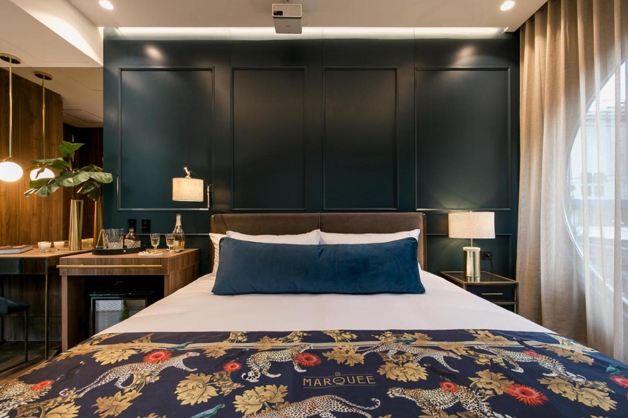 Hotel Marquee 메딜린 외부 사진 A bedroom at the hotel