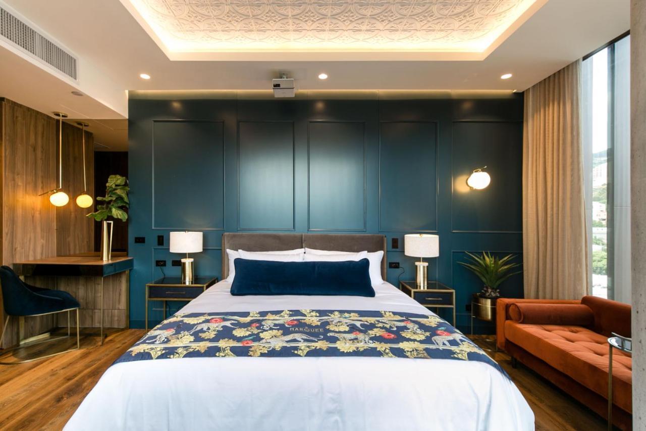 Hotel Marquee 메딜린 외부 사진 A bedroom at the hotel