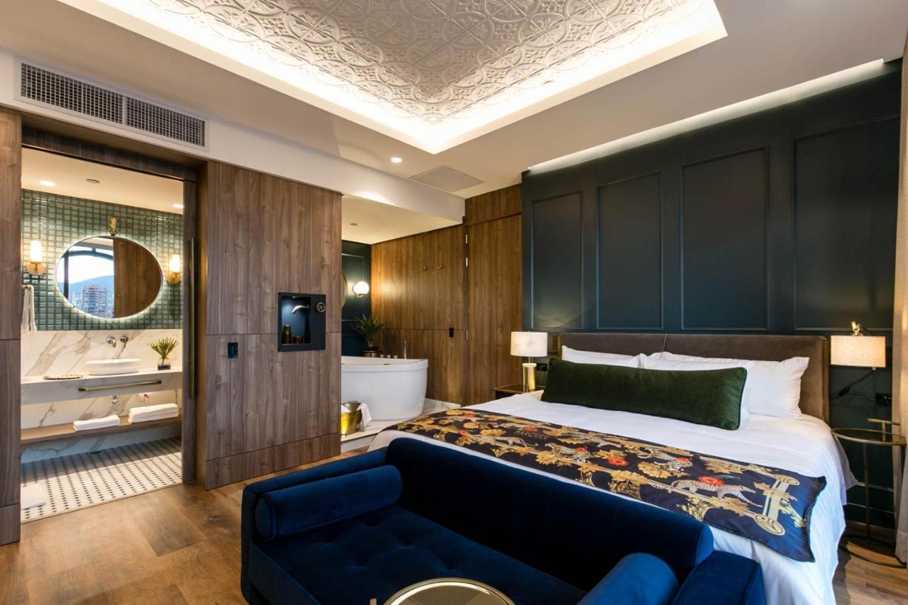 Hotel Marquee 메딜린 외부 사진 A bedroom at the hotel
