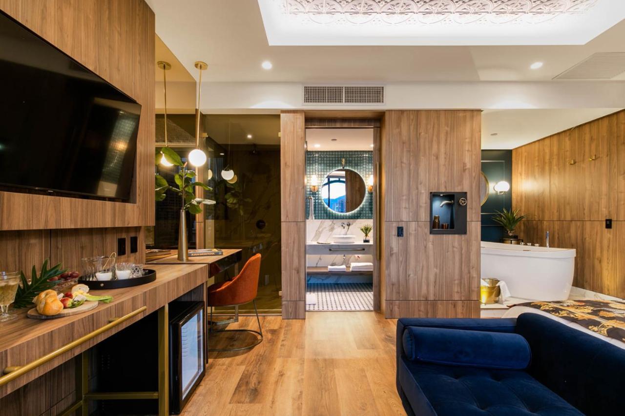 Hotel Marquee 메딜린 외부 사진 A suite at the hotel