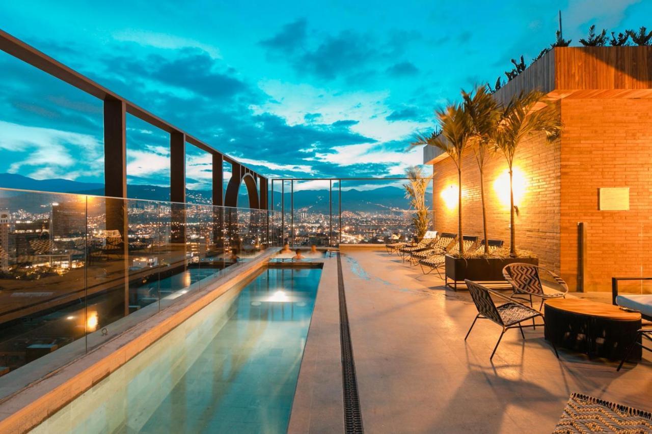 Hotel Marquee 메딜린 외부 사진 Skyline pool