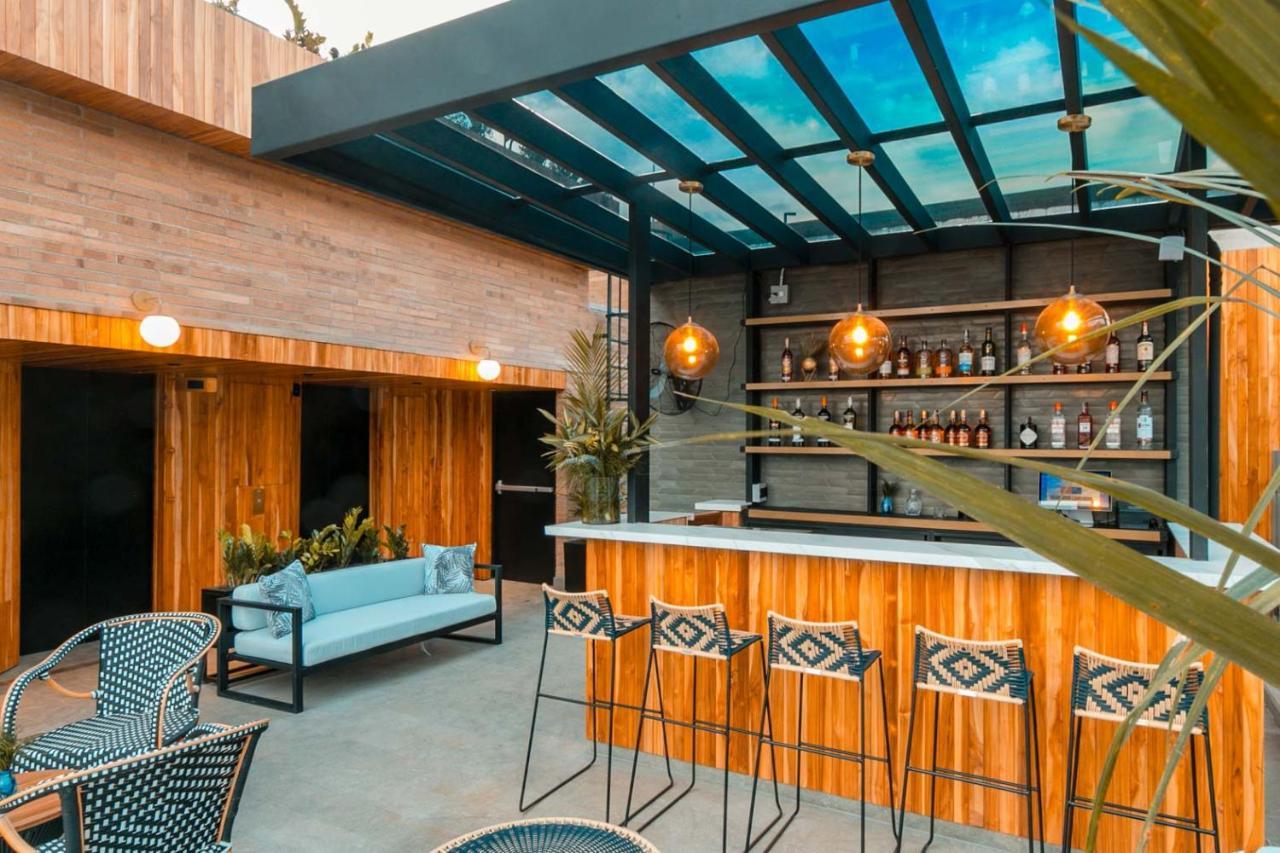 Hotel Marquee 메딜린 외부 사진 Rooftop bar at the hotel