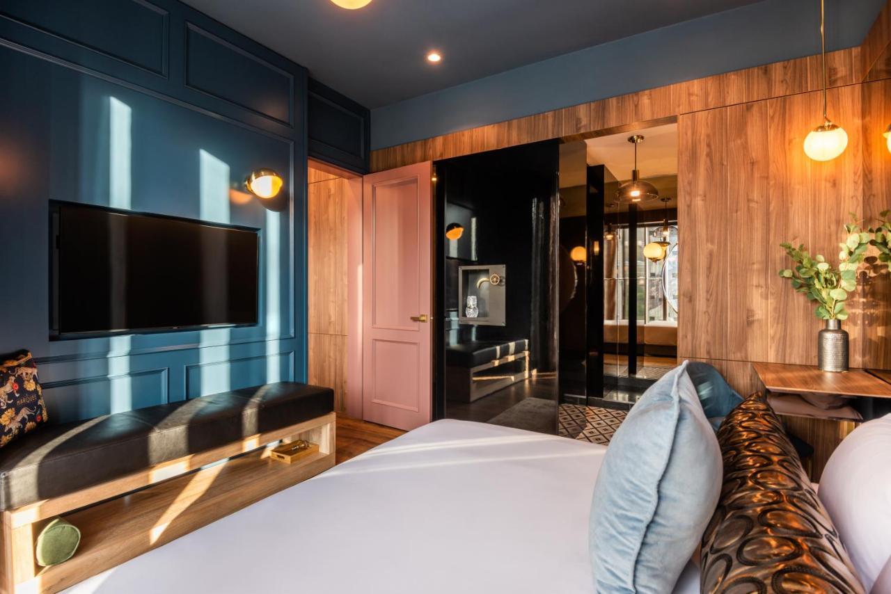 Hotel Marquee 메딜린 외부 사진 A room at the hotel