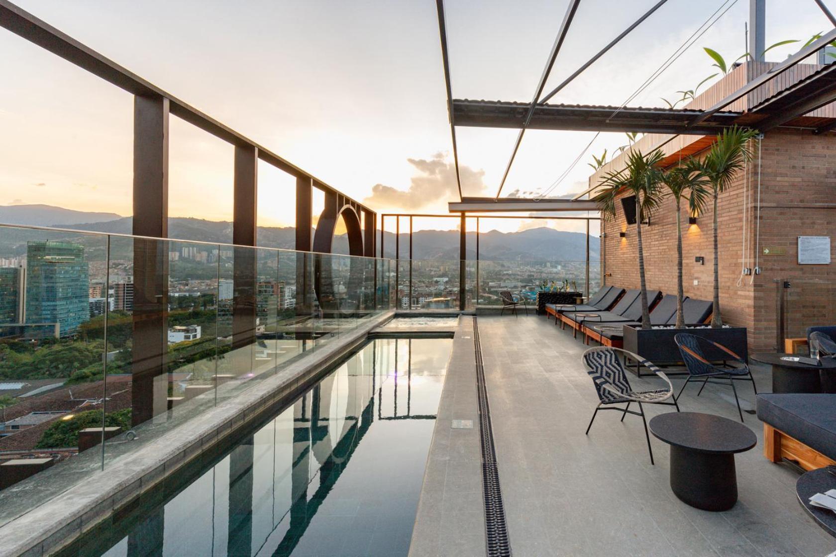 Hotel Marquee 메딜린 외부 사진 Rooftop pool at the hotel
