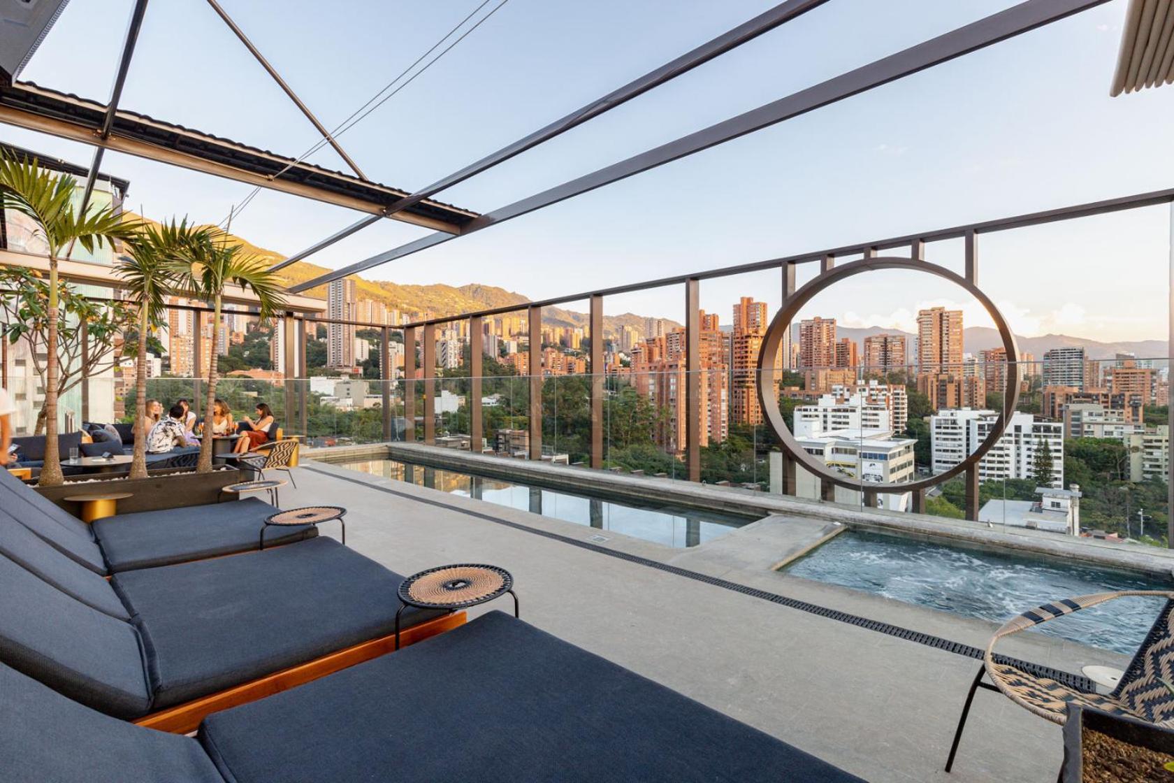 Hotel Marquee 메딜린 외부 사진 Rooftop pool at the Four Seasons Hotel