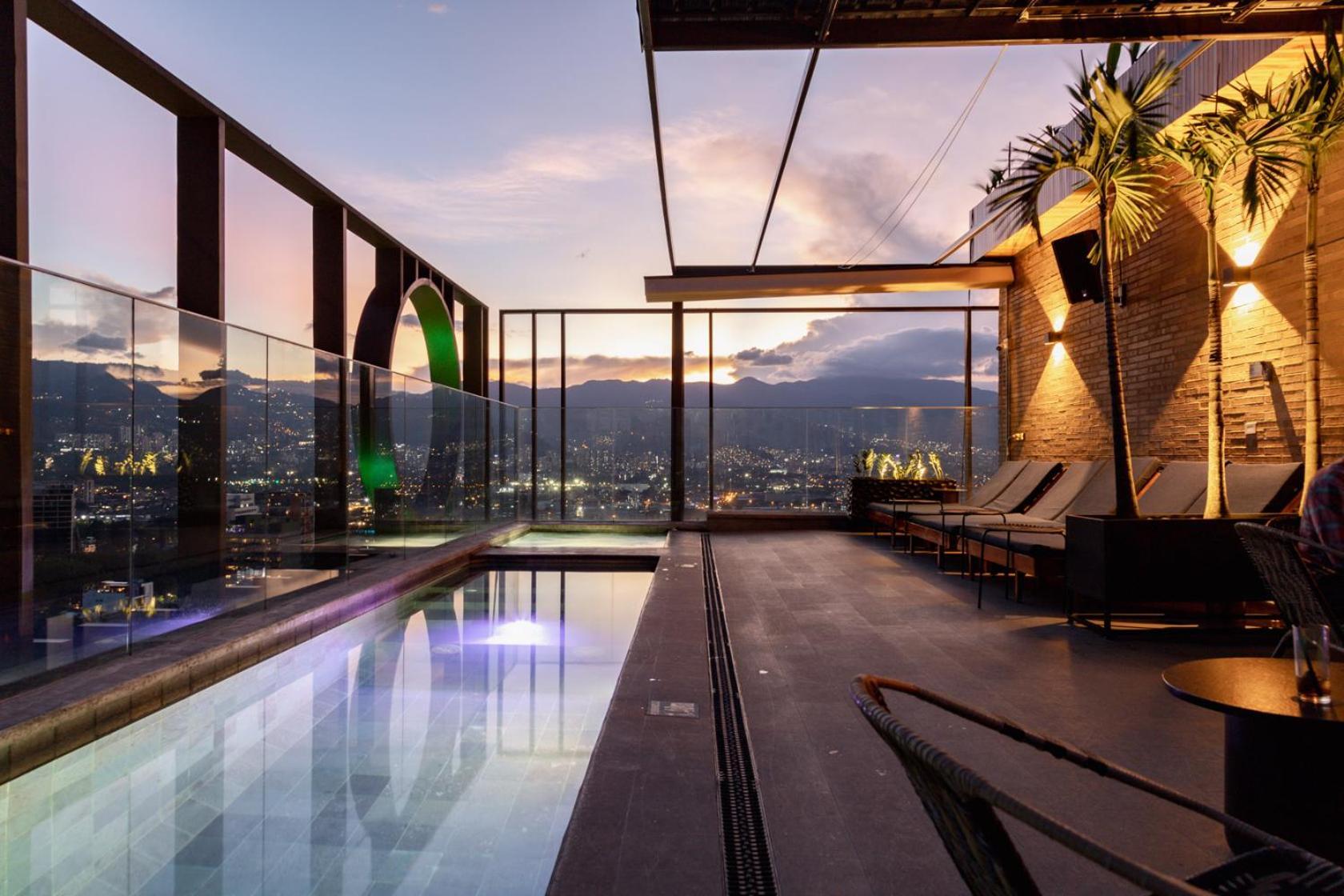 Hotel Marquee 메딜린 외부 사진 The Sky Bar